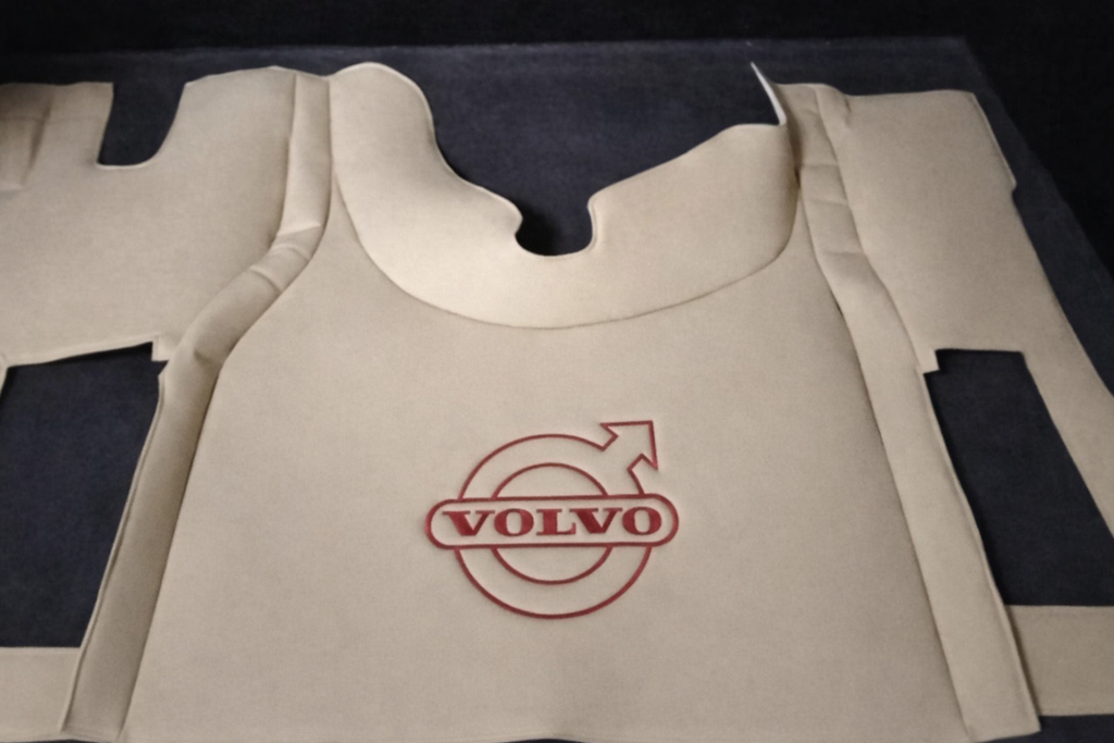 CUBREMOTOR + ALFOMBRAS PIEL SINTETICA  VOLVO FH3 2008-2012 