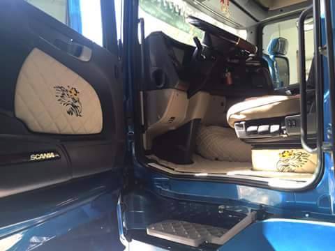 JUEGO DE PANELES DE PUERTA POLIPIEL CON LOGO SCANIA R 2008-2013 C/AUTO 
