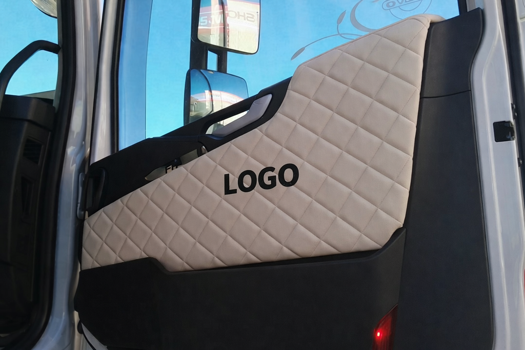 JUEGO DE PANELES DE PUERTA POLIPIEL CON LOGO VOLVO FH4 2013-2020 